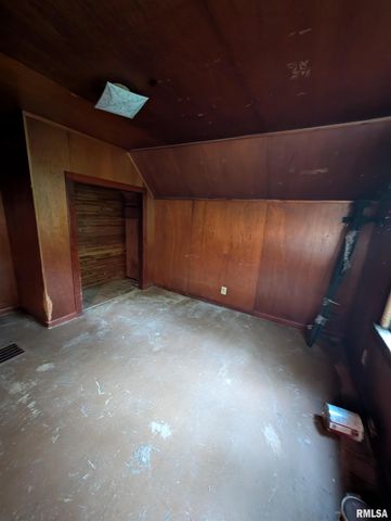 2217 NE MADISON Avenue, Peoria, IL 61603