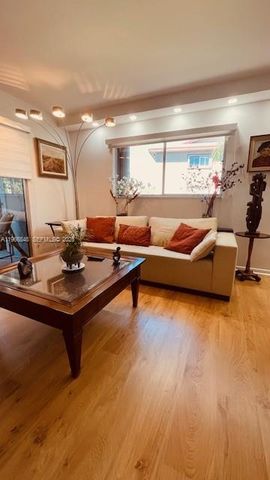 950 SW 138th Ave 314B, Pembroke Pines, FL 33027