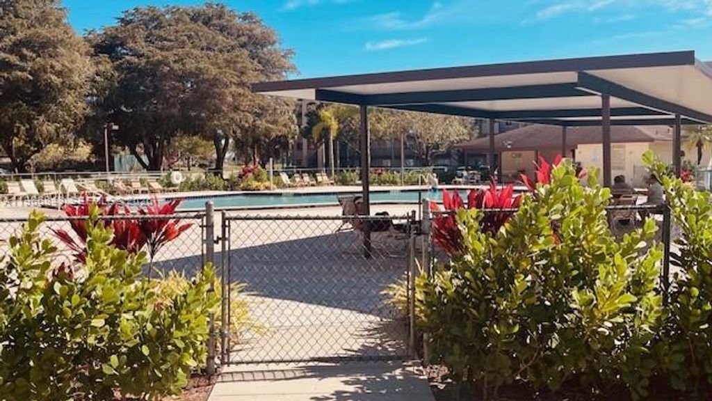 950 SW 138th Ave 314B, Pembroke Pines, FL 33027