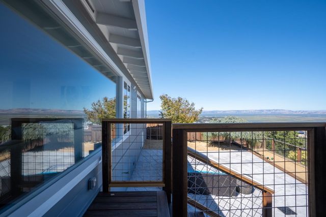 15 Buckland Court, San Carlos, CA 94070