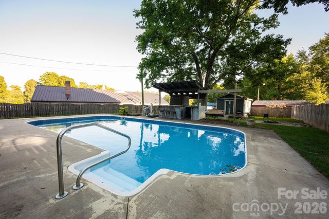 827 Brookwood Drive, Mooresville, NC 28115