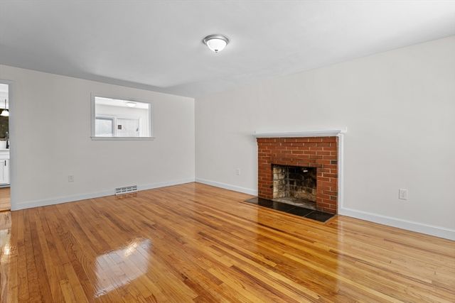 5 Grove St, Plainville, MA 02762