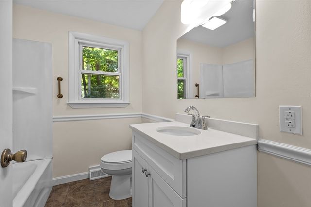5 Grove St, Plainville, MA 02762