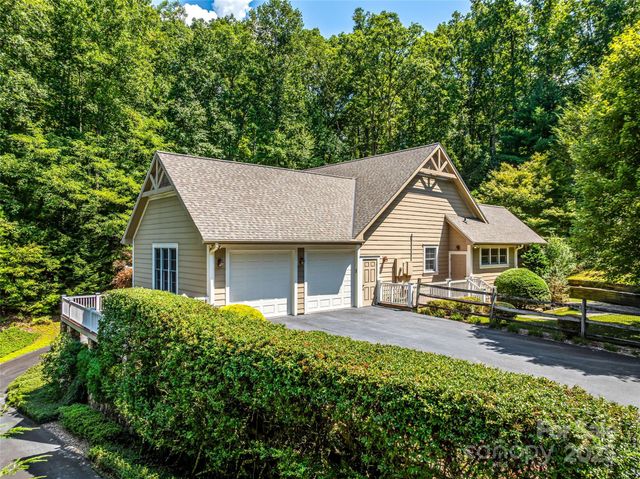 220 Amblewood Trail, Hendersonville, NC 28739