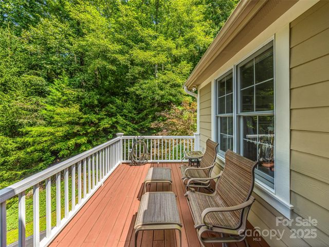 220 Amblewood Trail, Hendersonville, NC 28739