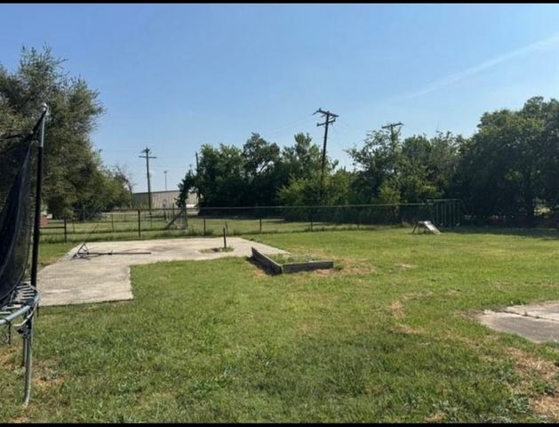 323 E Lloyd Street, Krum, TX 76249