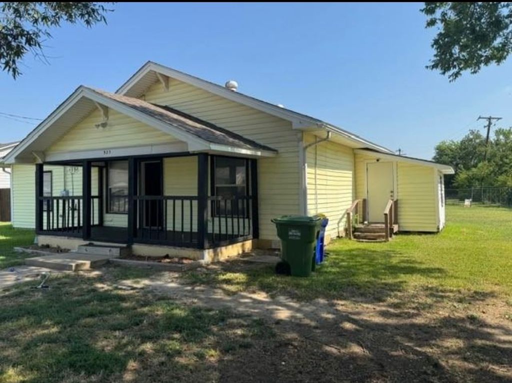 323 E Lloyd Street, Krum, TX 76249