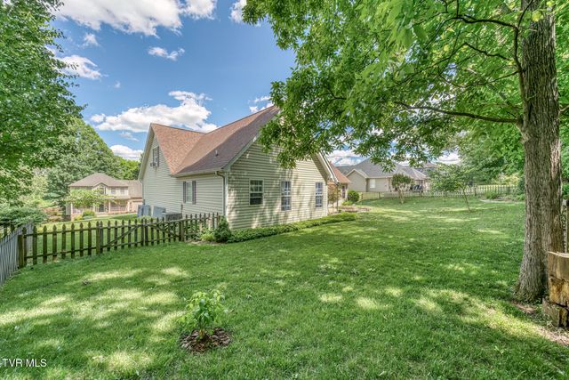 620 Glen Oaks Place, Johnson City, TN 37615