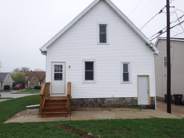 2413 14th AVENUE, South Milwaukee, WI 53172