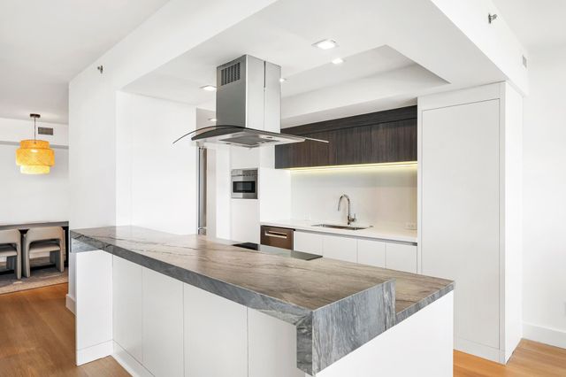 2000 ISLAND Boulevard 903, Aventura, FL 33160