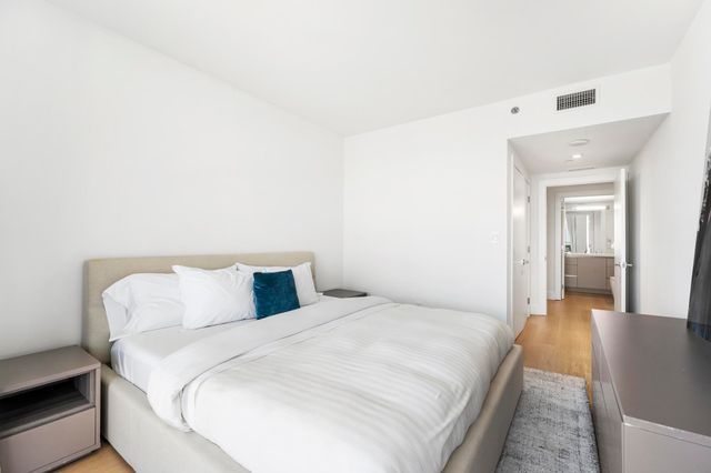 2000 ISLAND Boulevard 903, Aventura, FL 33160