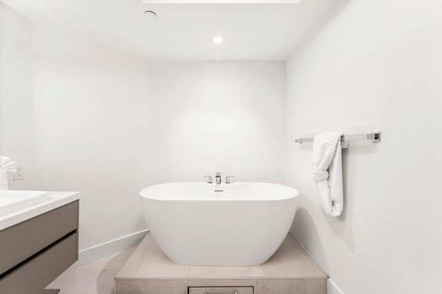 2000 ISLAND Boulevard 903, Aventura, FL 33160
