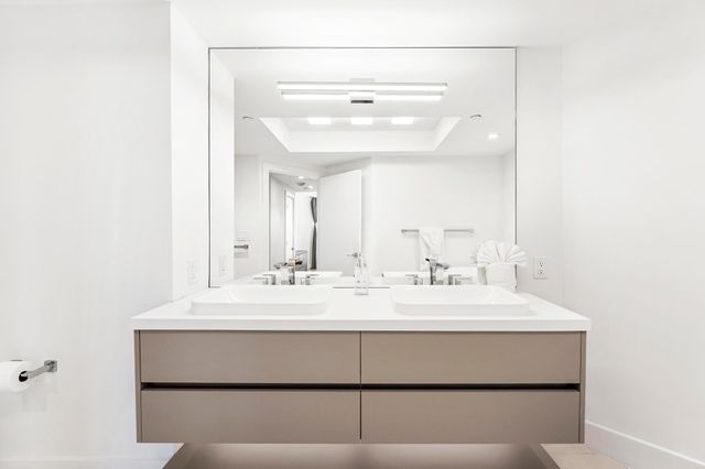 2000 ISLAND Boulevard 903, Aventura, FL 33160