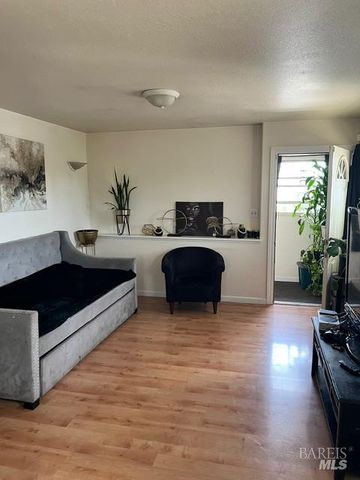 815 Canary Dr, Suisun City, CA 94585