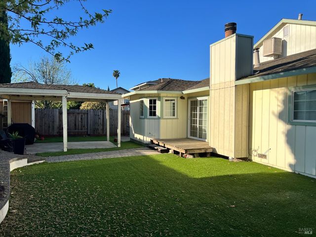 815 Canary Dr, Suisun City, CA 94585