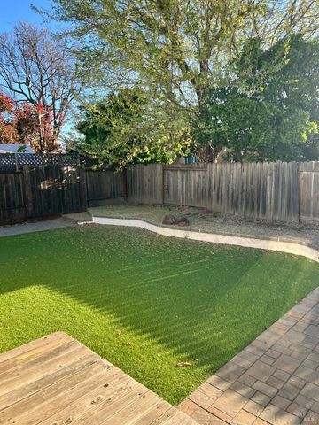 815 Canary Dr, Suisun City, CA 94585