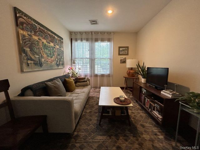 148 Main Street 2W, Port Washington, NY 11050
