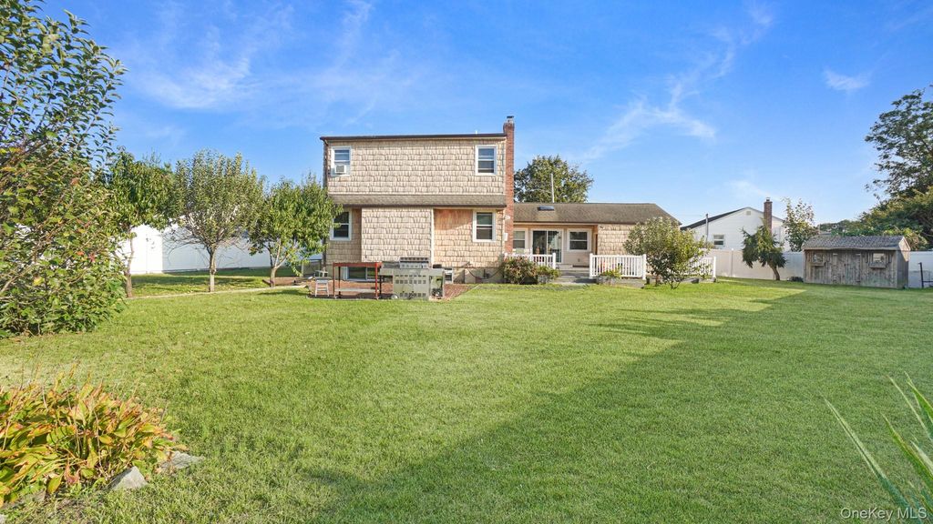 10 Victor Court, Hicksville, NY 11801 — photo 3