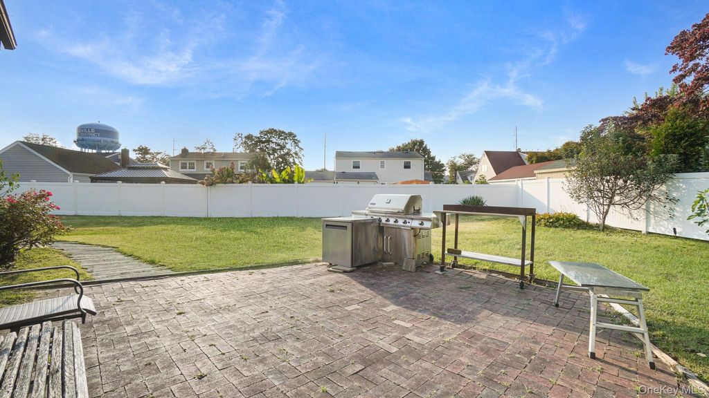 10 Victor Court, Hicksville, NY 11801 — photo 4