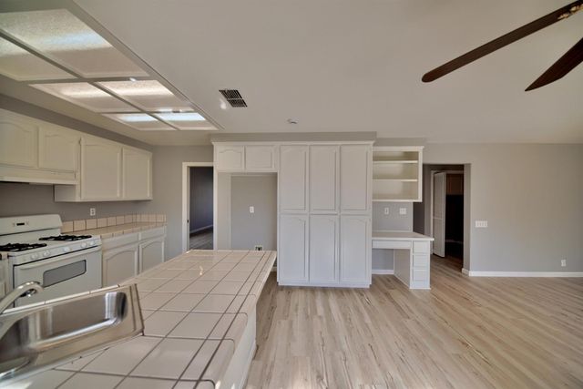 1900 Berryessa Dr, Modesto, CA 95358