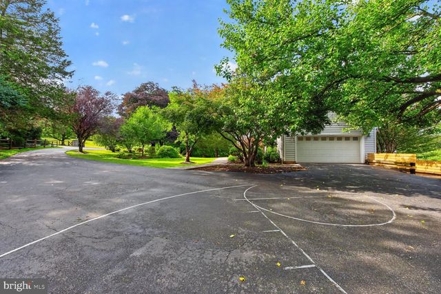 10101 WINDY KNOLL LN, Vienna, VA 22182