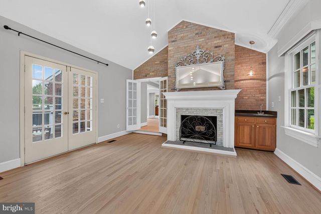 10101 WINDY KNOLL LN, Vienna, VA 22182