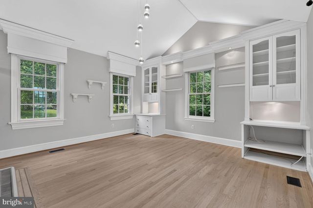 10101 WINDY KNOLL LN, Vienna, VA 22182