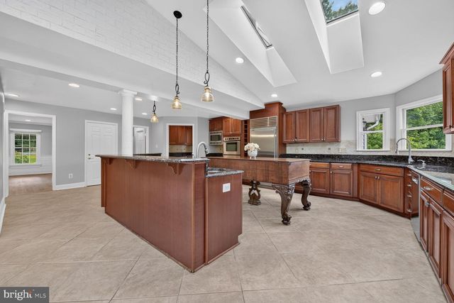 10101 WINDY KNOLL LN, Vienna, VA 22182