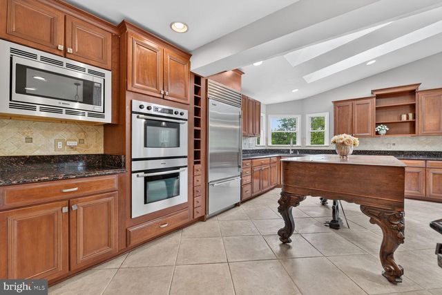 10101 WINDY KNOLL LN, Vienna, VA 22182