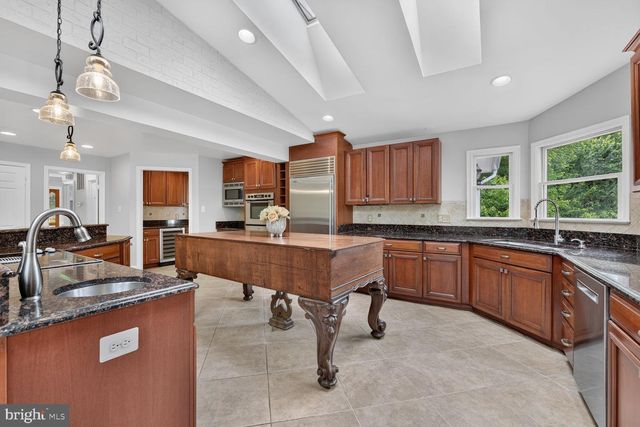 10101 WINDY KNOLL LN, Vienna, VA 22182