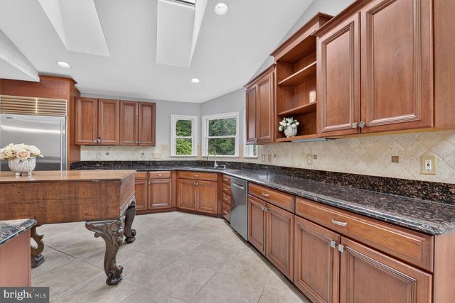 10101 WINDY KNOLL LN, Vienna, VA 22182