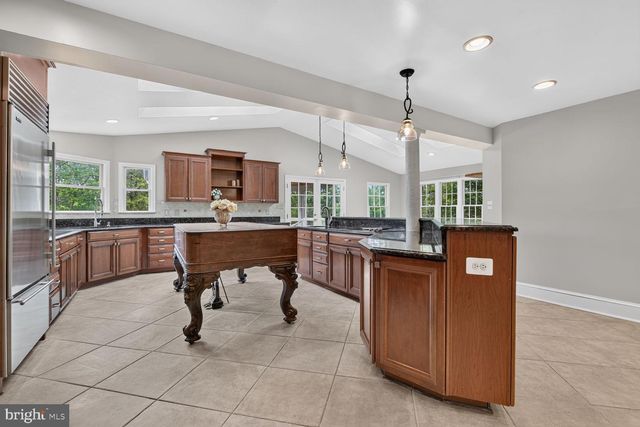 10101 WINDY KNOLL LN, Vienna, VA 22182