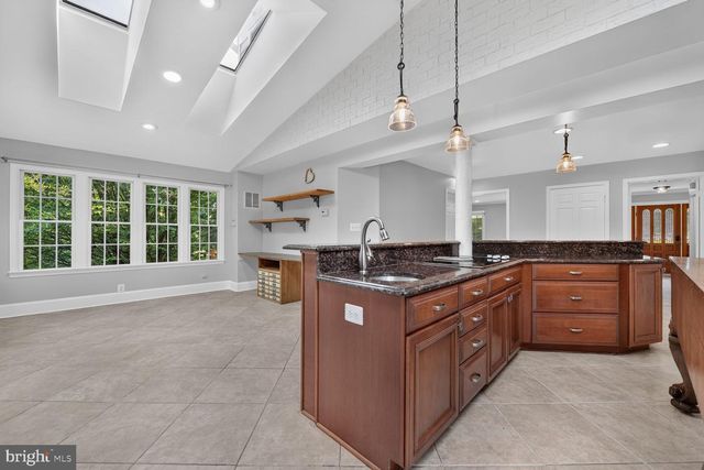 10101 WINDY KNOLL LN, Vienna, VA 22182