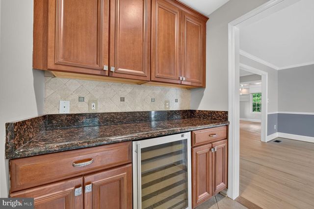 10101 WINDY KNOLL LN, Vienna, VA 22182