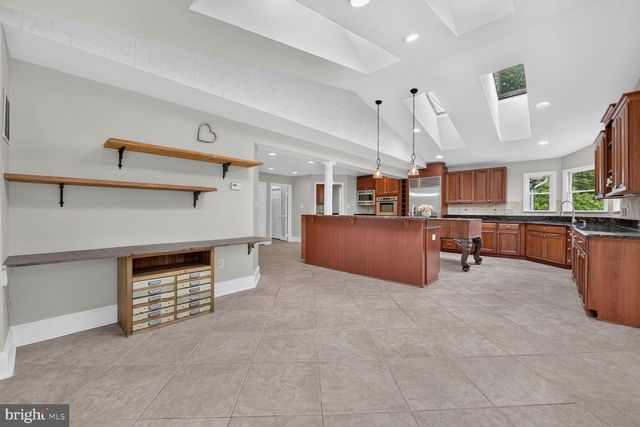 10101 WINDY KNOLL LN, Vienna, VA 22182