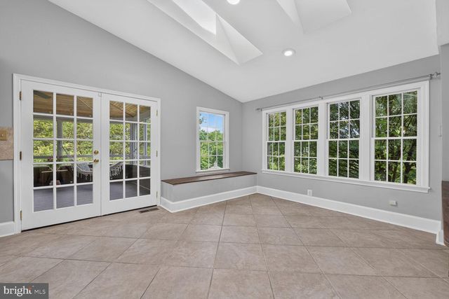 10101 WINDY KNOLL LN, Vienna, VA 22182