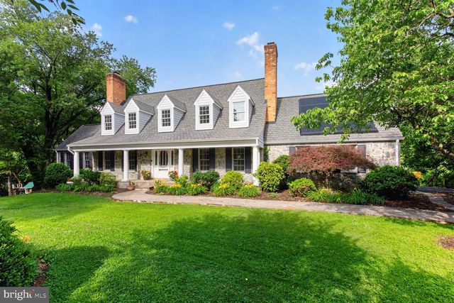 10101 WINDY KNOLL LN, Vienna, VA 22182