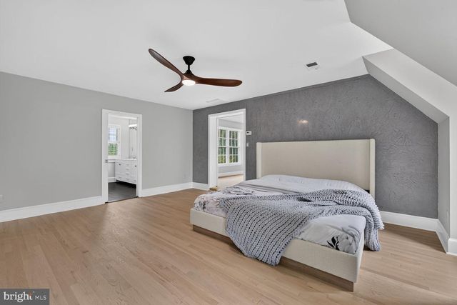 10101 WINDY KNOLL LN, Vienna, VA 22182
