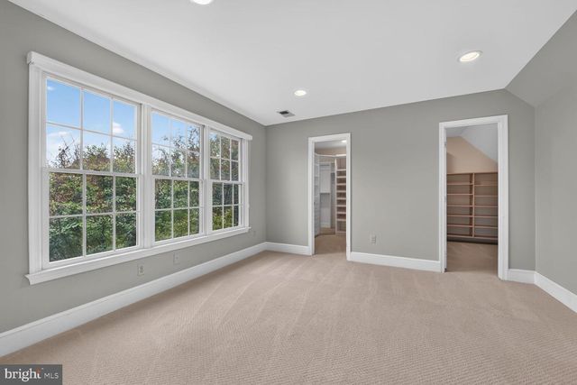 10101 WINDY KNOLL LN, Vienna, VA 22182