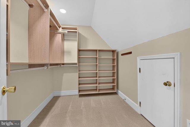 10101 WINDY KNOLL LN, Vienna, VA 22182