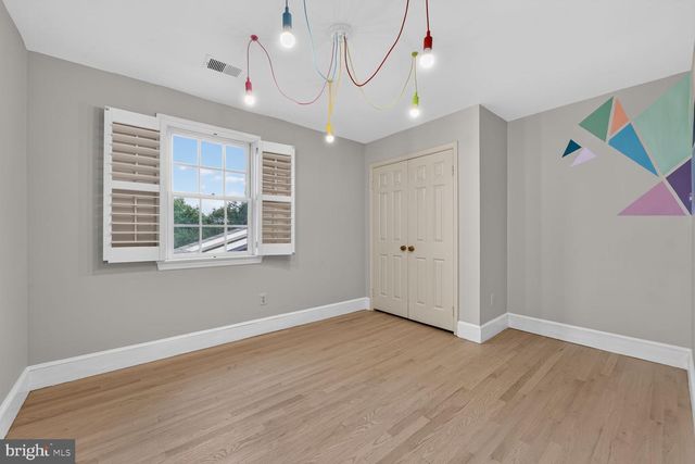 10101 WINDY KNOLL LN, Vienna, VA 22182