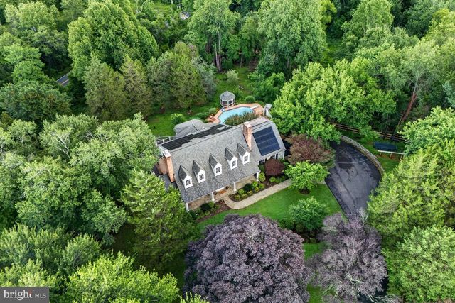 10101 WINDY KNOLL LN, Vienna, VA 22182