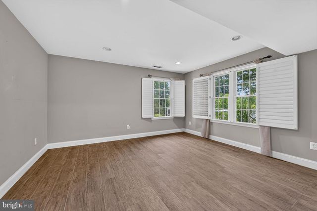 10101 WINDY KNOLL LN, Vienna, VA 22182