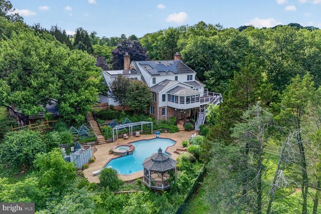 10101 WINDY KNOLL LN, Vienna, VA 22182