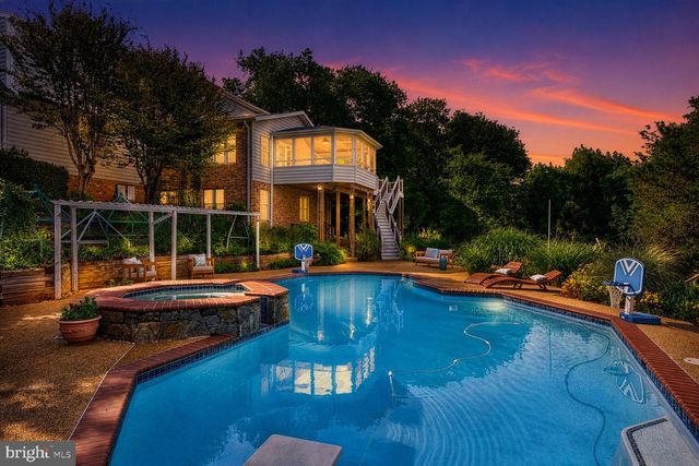 10101 WINDY KNOLL LN, Vienna, VA 22182