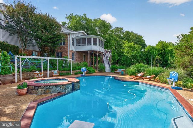 10101 WINDY KNOLL LN, Vienna, VA 22182