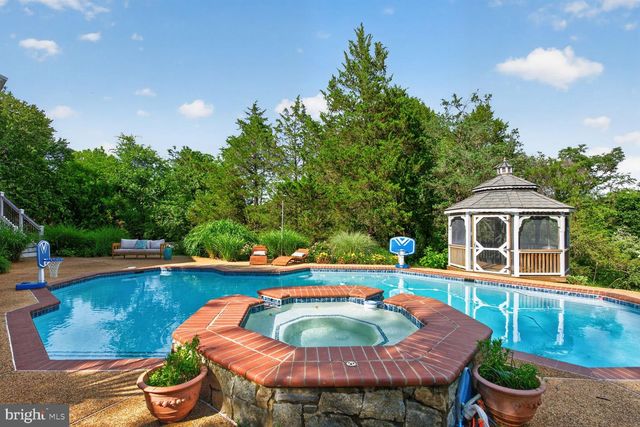 10101 WINDY KNOLL LN, Vienna, VA 22182