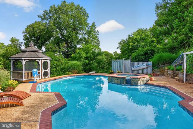 10101 WINDY KNOLL LN, Vienna, VA 22182