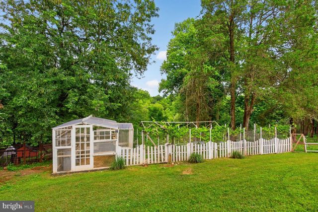 10101 WINDY KNOLL LN, Vienna, VA 22182