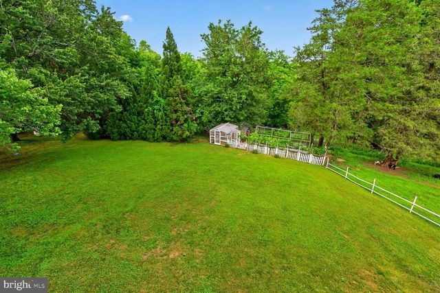 10101 WINDY KNOLL LN, Vienna, VA 22182